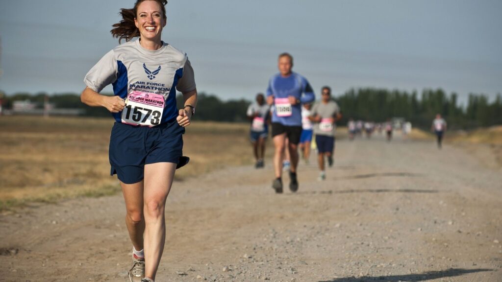 mujer sonriendo mientras corre una maraton